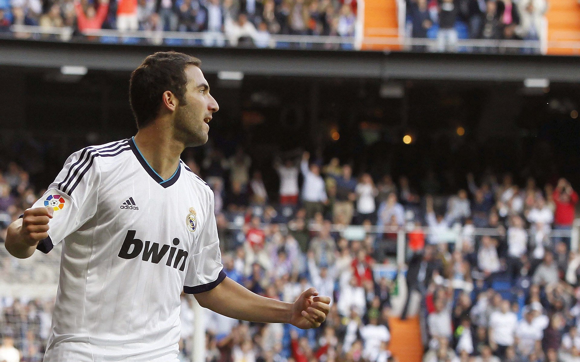 弗兰：全黑队中场的“调度员”，他的每一脚传球都精准到位